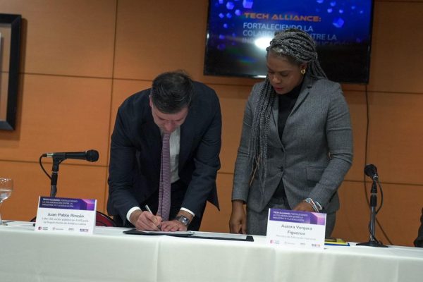 Mineducación y Amazon Web Service  lanzan programa que adapta el currículo académico a la demanda
