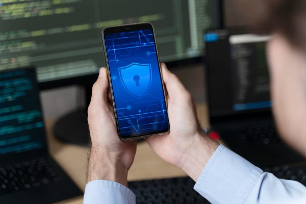 ¿Cómo proteger los dispositivos móviles reduciendo las amenazas de los ciberdelincuentes?